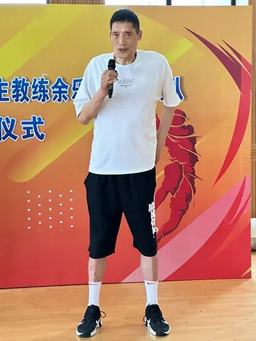 如何在篮球冬令营中加强体能训练?_0